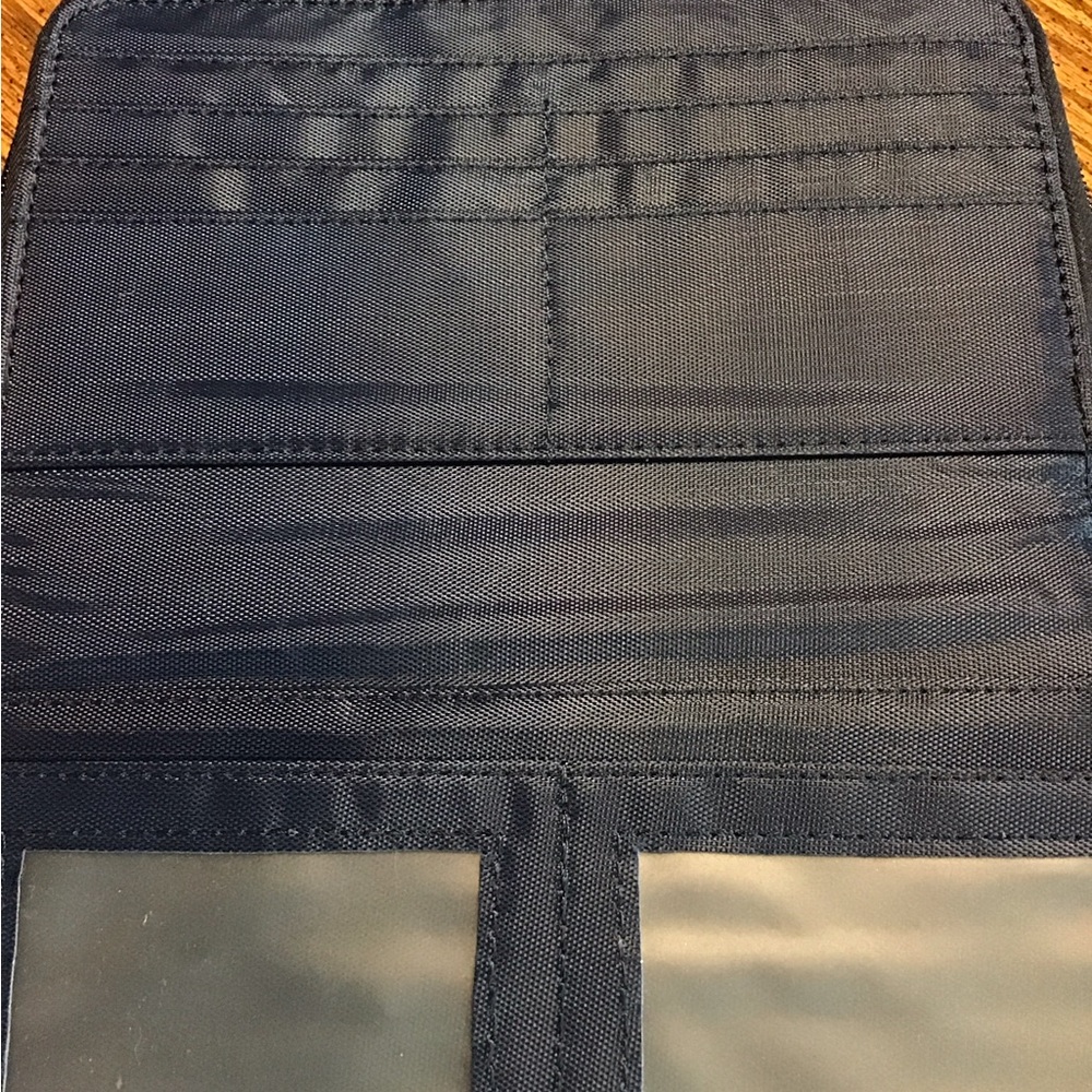 Women’s NWT Quilted Wallet lots of storage - Picture 4 of 11